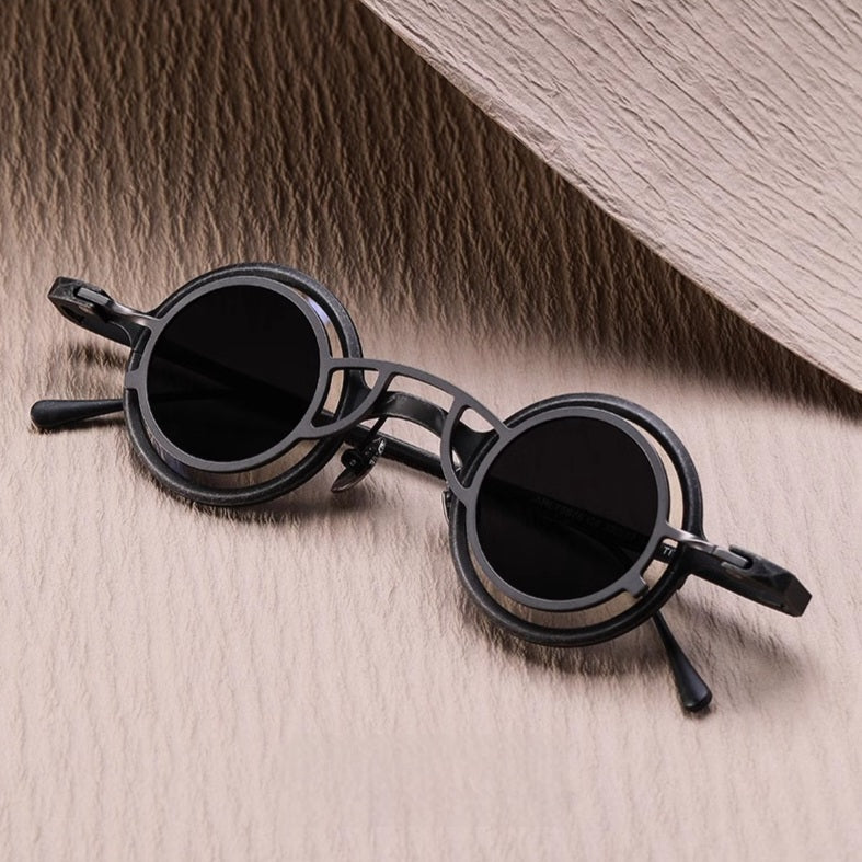 Black Frame + Black Clip | Black–Gray Lenses