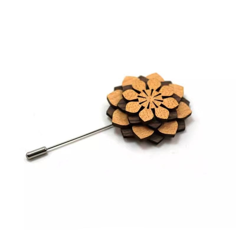 Wooden flower-shaped lapel pin on a white background with text in a language other than English.